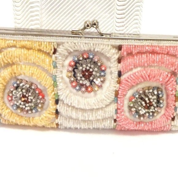 WHITE BEADED CLUTCH/SHOULDER BAG/CROSS BODY-W/ 2 CHAINS -NEW, EXCELLENT - Picture 3 of 4